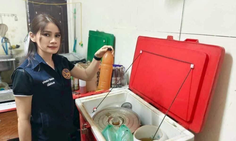 ตำรวจเชียงรายจับกุมเจ้าของร้านที่ขาย "เครื่องดื่มกระท่อมปรุงแต่งรส" ให้กับวัยรุ่น