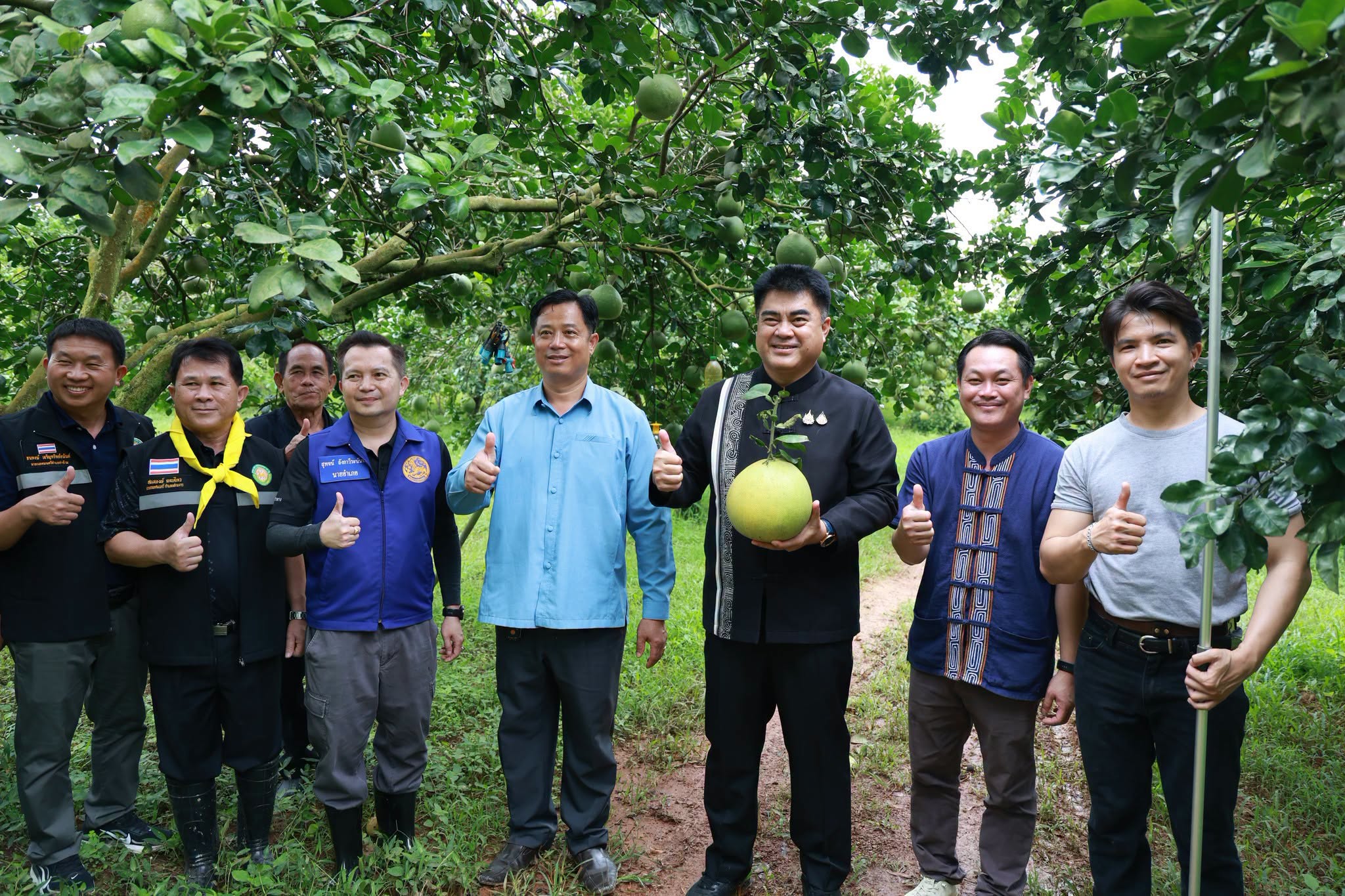ผู้ว่าราชการจังหวัดเชียงรายช่วยส่งเสริมส้มโอเวียงแก่น: ดาวเด่นด้านการส่งออกระดับโลกดวงใหม่