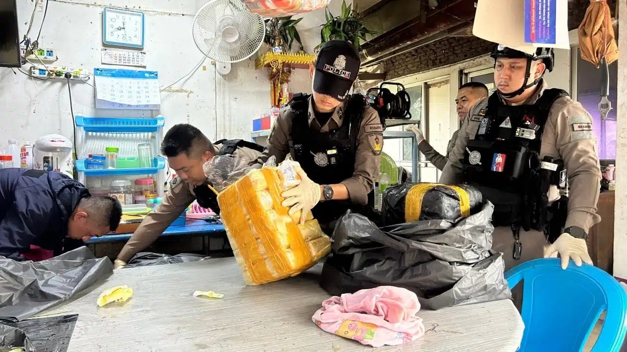 ตำรวจเชียงรายยึดยาบ้า 400,000 เม็ด ที่พบถูกทิ้งไว้บนทางเลี่ยงเมืองแม่สาย