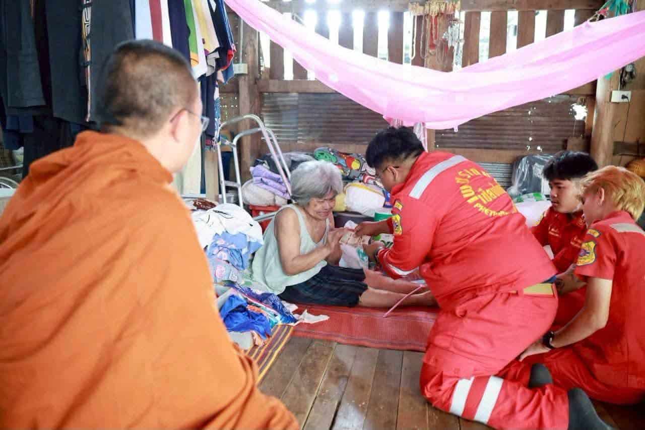มูลนิธิเชียงใหม่ มอบความช่วยเหลือแก่คุณแม่พิการที่ดูแลลูกสาวป่วยติดเตียง