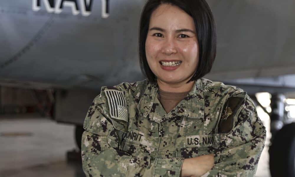 จากมหาสารคามสู่กองทัพเรือสหรัฐฯ: เรื่องราวของทหารหญิงไทย ผู้สนับสนุนภารกิจฝูงบินขับไล่ F-35C