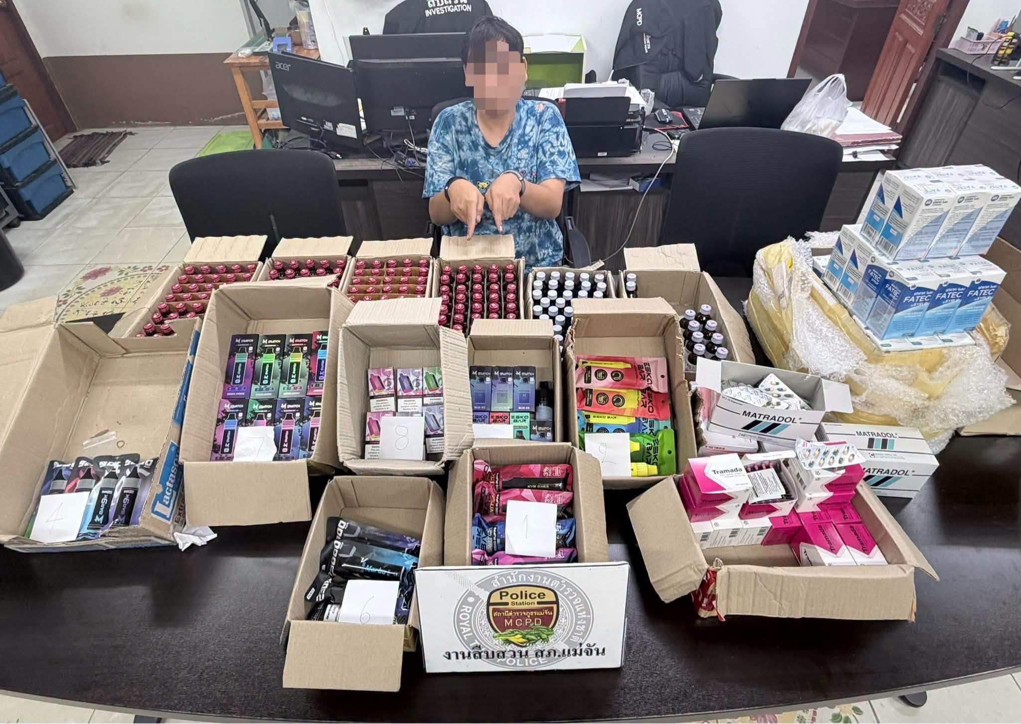 ชายอายุ 27 ปีถูกจับกุมในข้อหาแอบขายบุหรี่ไฟฟ้าให้กับวัยรุ่นในจังหวัดเชียงราย
