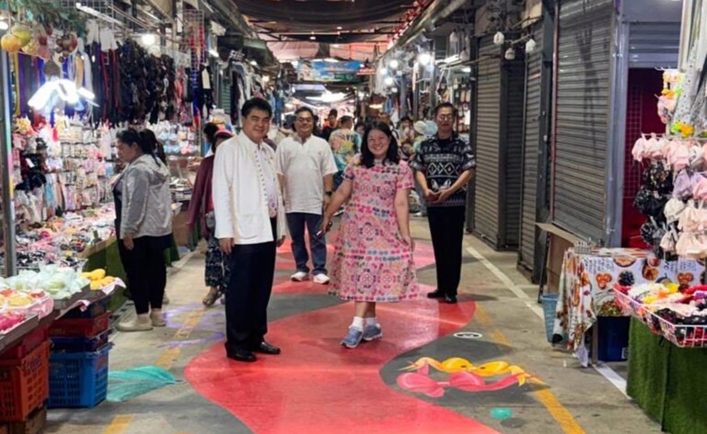 ศิลปินเนรมิตตลาดกาดหลวงอายุ 100 ปี จังหวัดเชียงราย ให้กลายเป็นผืนผ้าใบ