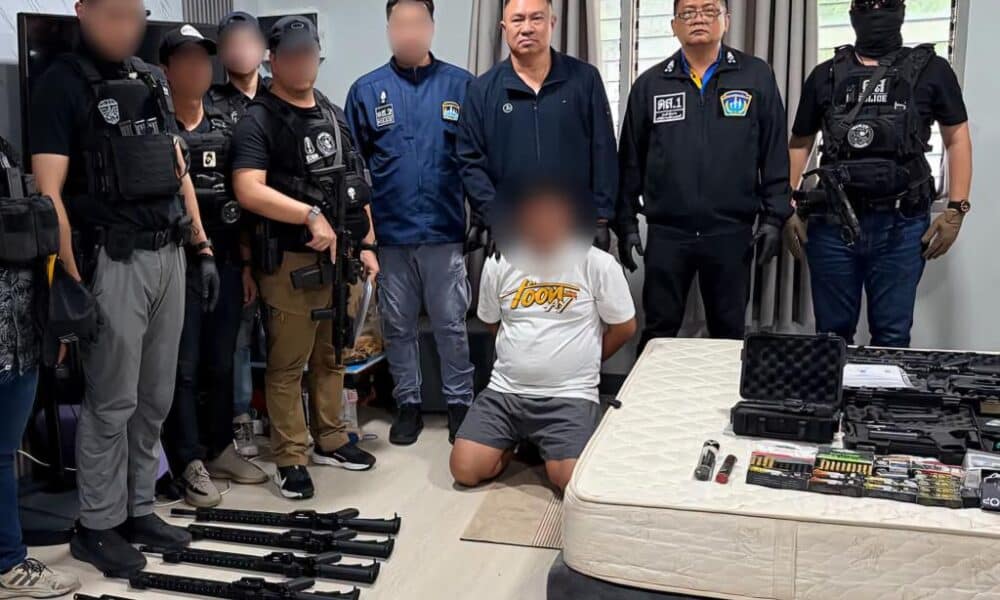ตำรวจจับกุมชายคนหนึ่งและยึดปืนไรเฟิล AR-15 พร้อมกระสุนกว่าพันนัด