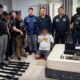 ตำรวจจับกุมชายคนหนึ่งและยึดปืนไรเฟิล AR-15 พร้อมกระสุนกว่าพันนัด