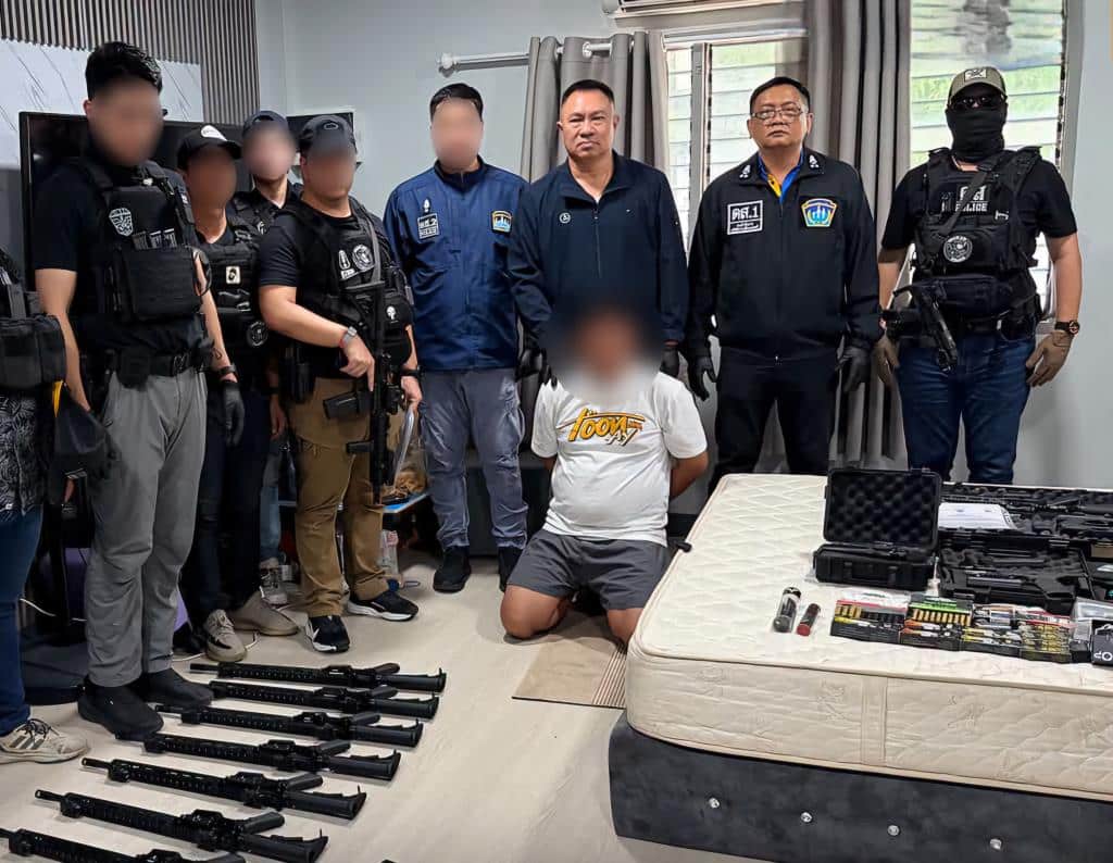 ตำรวจจับกุมชายคนหนึ่งและยึดปืนไรเฟิล AR-15 พร้อมกระสุนกว่าพันนัด