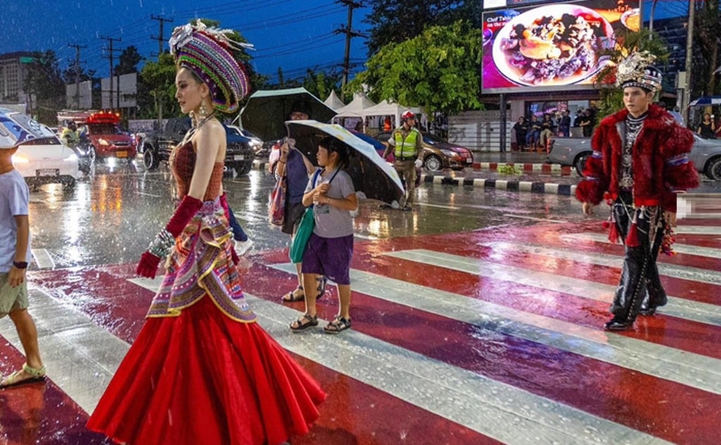 แฟชั่นโชว์กลางสายฝน! เชียงใหม่เปลี่ยนสี่แยกรินคำเป็นรันเวย์ 'Lanna Haute Couture'