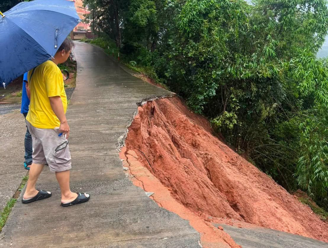 วิกฤตฝนถล่มเชียงราย!! ดินสไลด์ตัดขาดถนนแม่ฟ้าหลวง-น้ำล้นตลิ่งท่วมบ้านเรือน