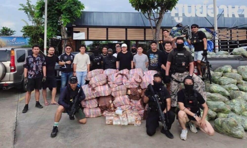 ตำรวจจับกุมแก๊งค้ายาเสพติดและพบยาไอซ์หนักหนึ่งตันซ่อนอยู่ใต้กองกะหล่ำปลี