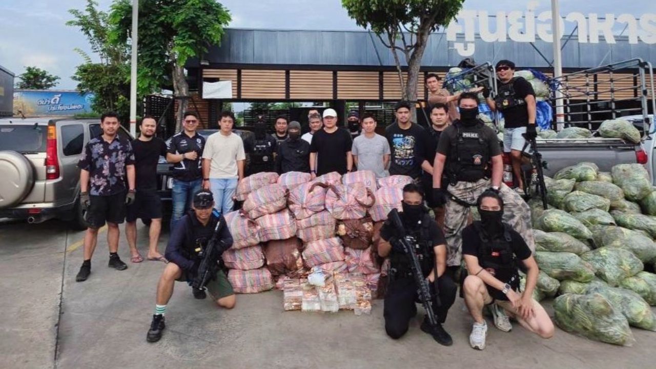 ตำรวจจับกุมแก๊งค้ายาเสพติดและพบยาไอซ์หนักหนึ่งตันซ่อนอยู่ใต้กองกะหล่ำปลี