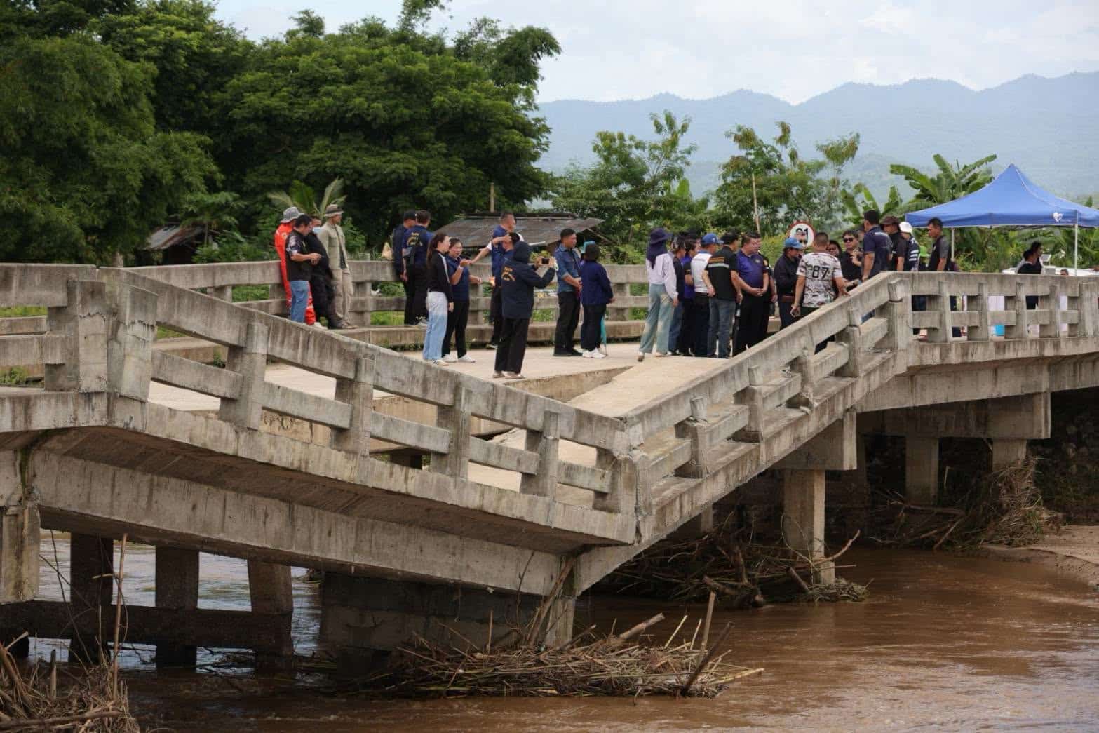 สะพานข้ามแม่น้ำลาวในอำเภอแม่สวาย จังหวัดเชียงราย ถูกปิดใช้งานเนื่องจากสะพานพังถล่ม