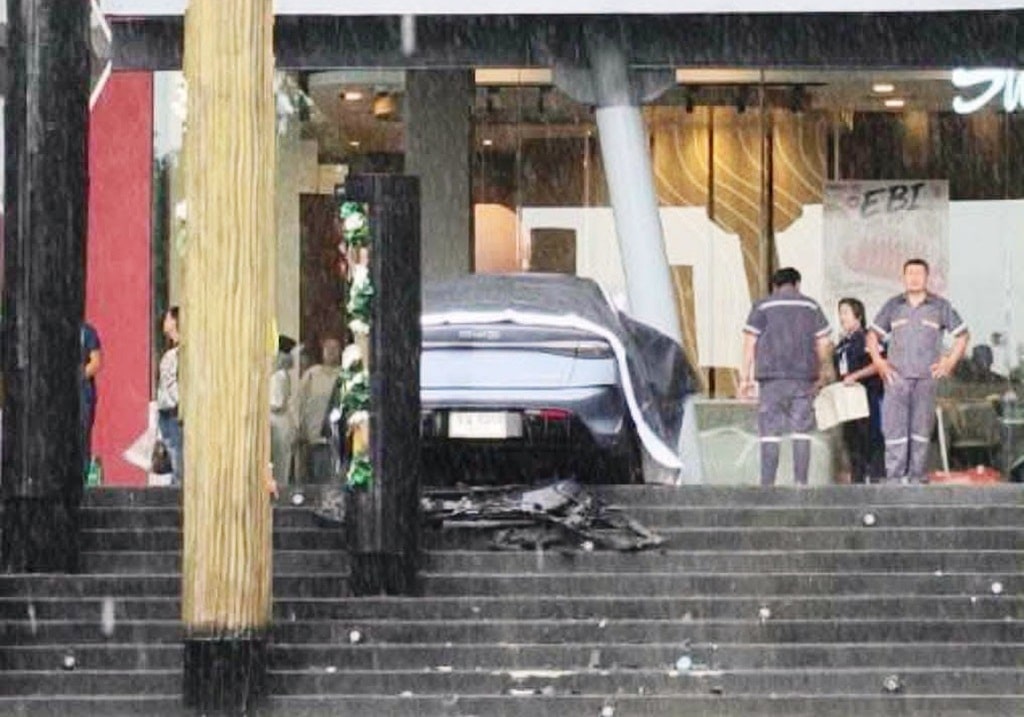 ด่วน! รถเสียหลักพุ่งขึ้นบันไดหน้าศูนย์การค้าเซ็นทรัล เชียงราย เจ็บ 1 ราย