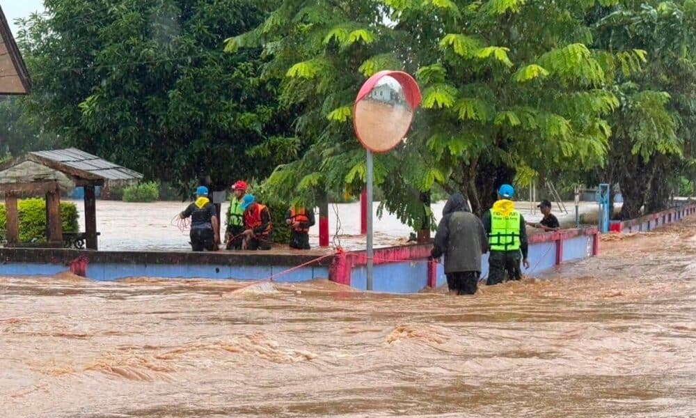 ทหารระดมกำลังด่วน! ลุยน้ำท่วมฉับพลันอำเภอปง จ.พะเยา ชาวบ้านเดือดร้อนหนัก