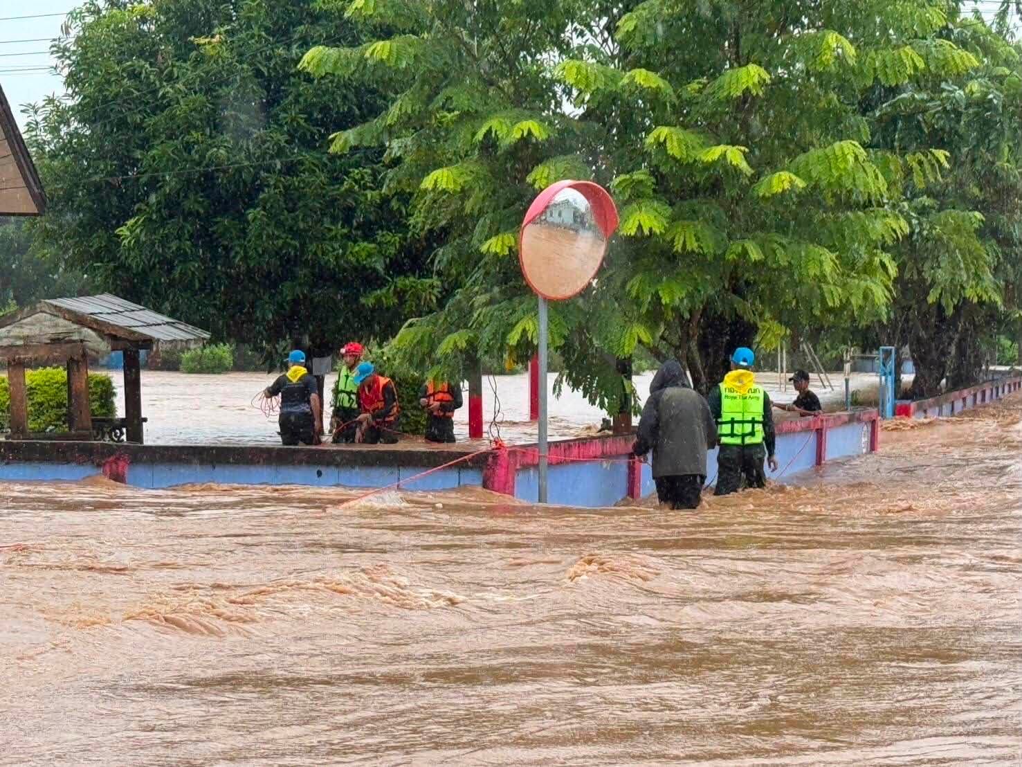 ทหารระดมกำลังด่วน! ลุยน้ำท่วมฉับพลันอำเภอปง จ.พะเยา ชาวบ้านเดือดร้อนหนัก