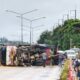 เกิดเหตุวุ่นวายที่เชียงราย!! รถบรรทุกพ่วงพลิคว่ำใกล้ตลาดฟ้าไทย