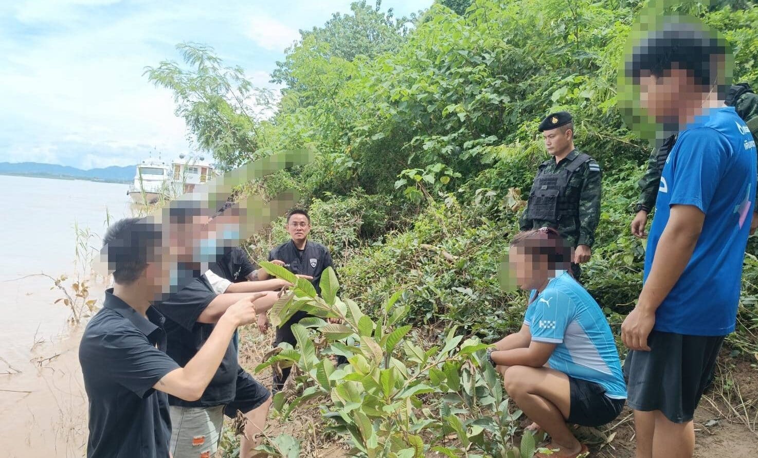 ชายชาวจีน 4 คนถูกจับกุมฐานลักลอบข้ามแม่น้ำโขงเข้าสู่เชียงรายอย่างผิดกฎหมาย