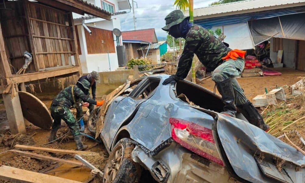 ทหารและอาสาสมัครเร่งให้ความช่วยเหลือผู้ประสบภัยน้ำท่วมในมณฑลน่าน