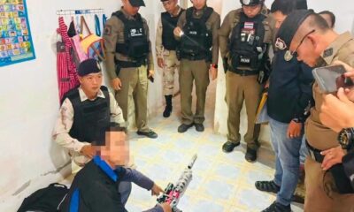 ตำรวจจับกุมชายคนหนึ่งในข้อหาครอบครองอาวุธปืนผิดกฎหมาย ที่แม่สาย จังหวัดเชียงราย