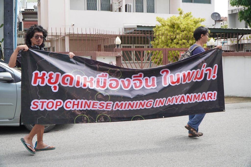 ชาวบ้านเชียงรายบุกสถานกงสุลเมียนมาร์ เรียกร้องให้นายมิน อ่อง ไหลง์ หยุดยั้งการปล่อยสารพิษจากเหมืองแร่ของจีน