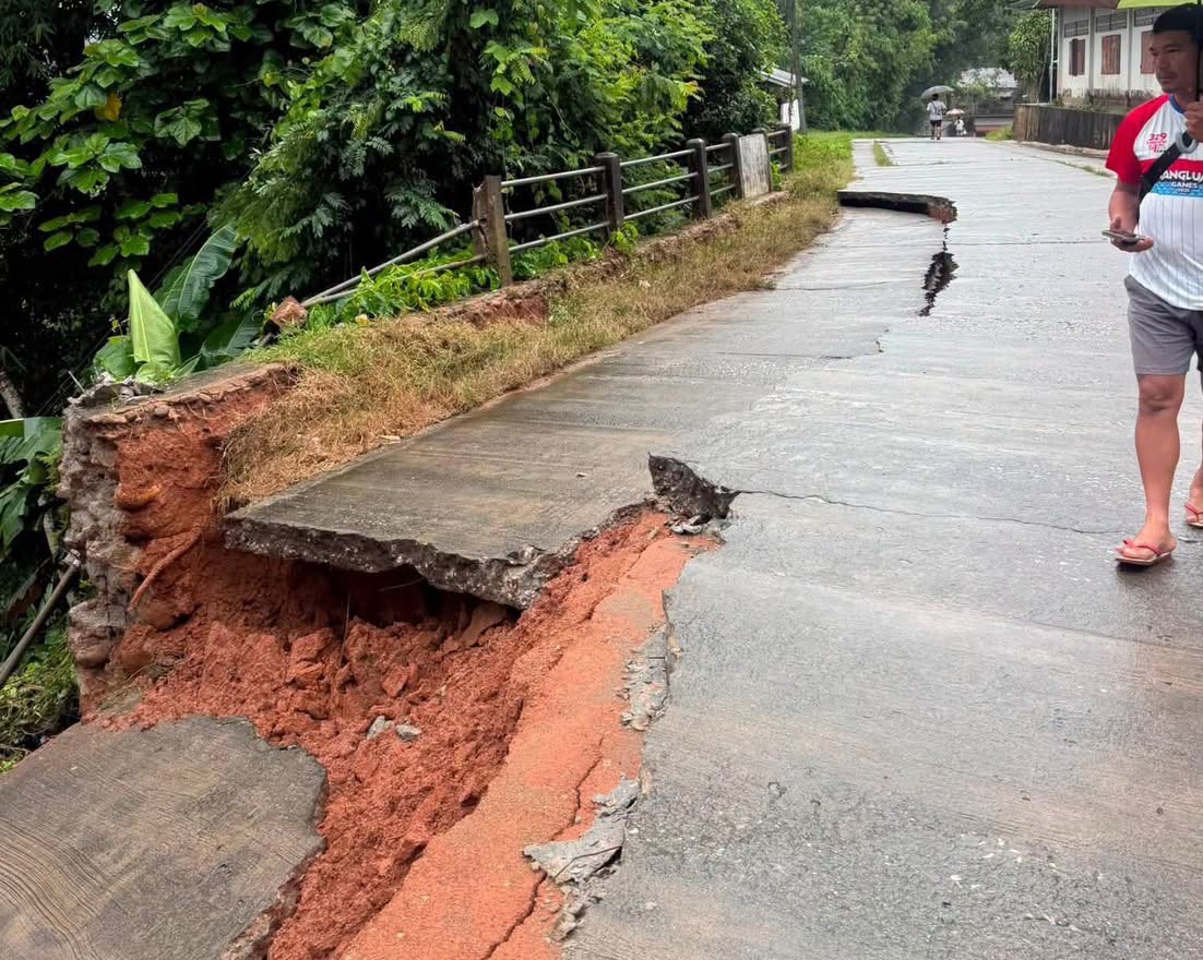 วิกฤตฝนถล่มเชียงราย!! ดินสไลด์ตัดขาดถนนแม่ฟ้าหลวง-น้ำล้นตลิ่งท่วมบ้านเรือน