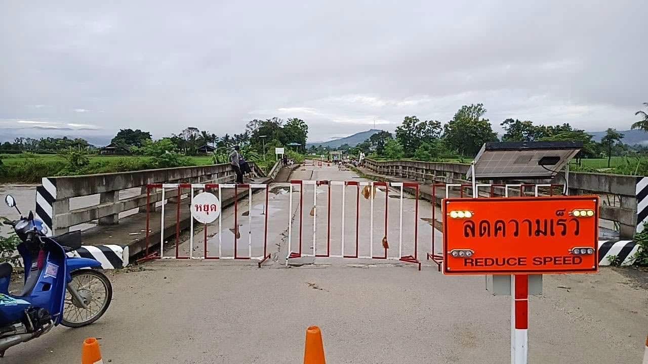 สะพานข้ามแม่น้ำลาวในอำเภอแม่สวาย จังหวัดเชียงราย ถูกปิดใช้งานเนื่องจากสะพานพังถล่ม
