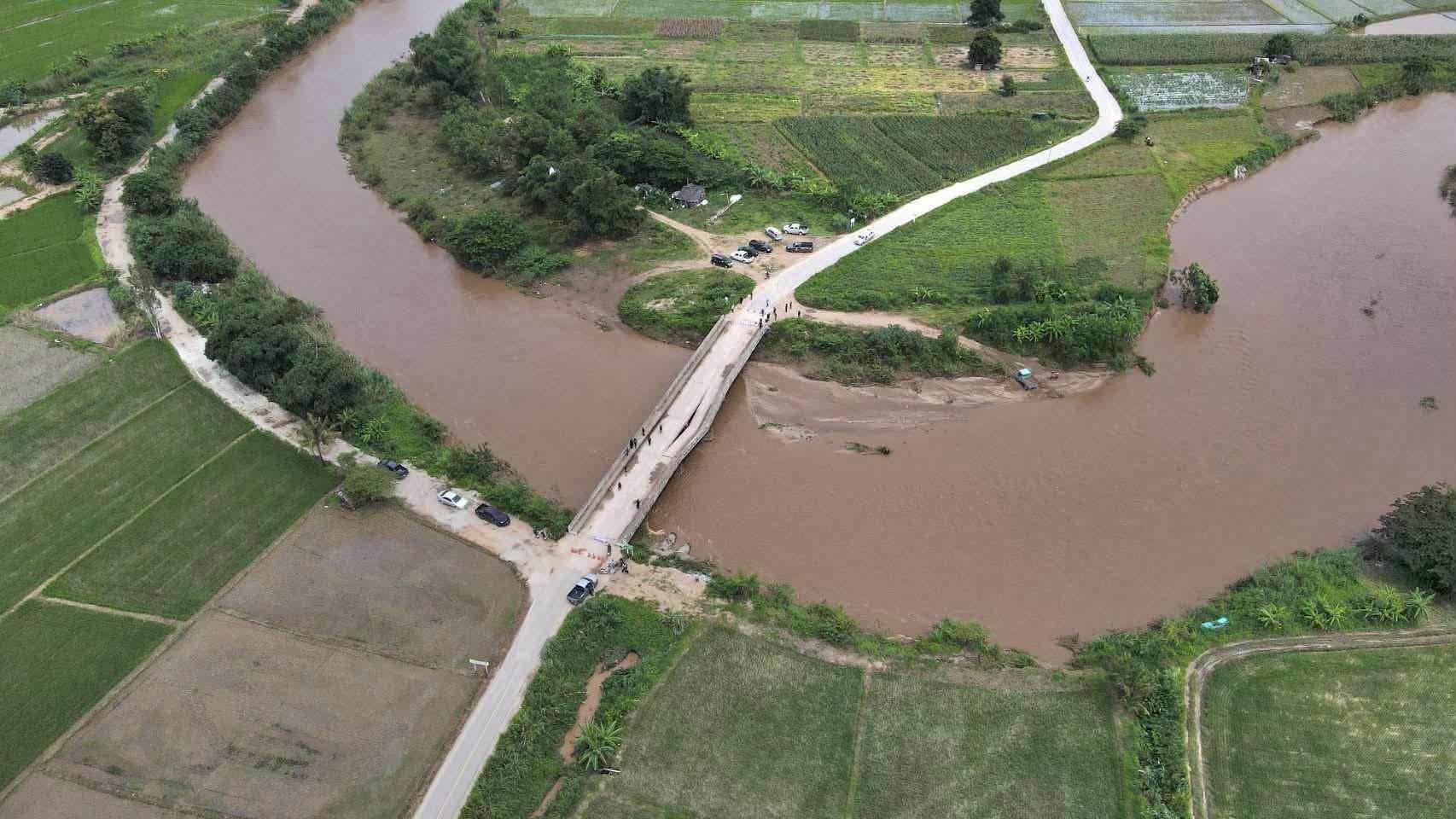 เจ้าหน้าที่บรรเทาภัยพิบัติในจังหวัดเชียงรายกำลังเร่งซ่อมแซม "สะพานที่พังถล่ม" ในอำเภอแม่สวาย