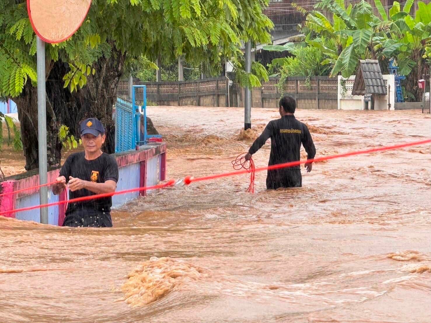 ทหารระดมกำลังด่วน! ลุยน้ำท่วมฉับพลันอำเภอปง จ.พะเยา ชาวบ้านเดือดร้อนหนัก