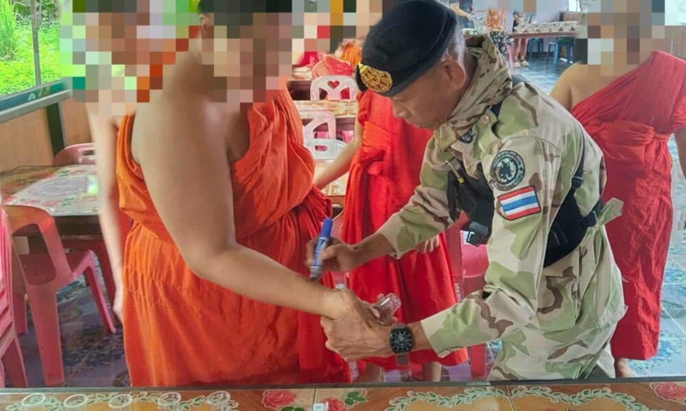 ตำรวจจับกุมพระรูปหนึ่งในข้อหาครอบครองยาเมทแอมเฟตามีนในห้องพักของท่านในวัด