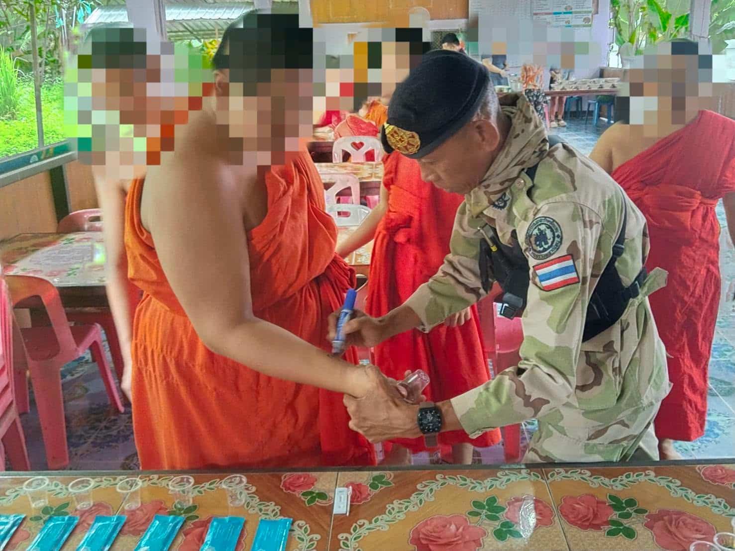 ตำรวจจับกุมพระรูปหนึ่งในข้อหาครอบครองยาเมทแอมเฟตามีนในห้องพักของท่านในวัด