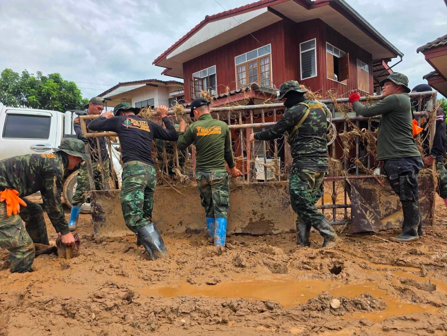 ทหารและอาสาสมัครเร่งให้ความช่วยเหลือผู้ประสบภัยน้ำท่วมในมณฑลน่าน