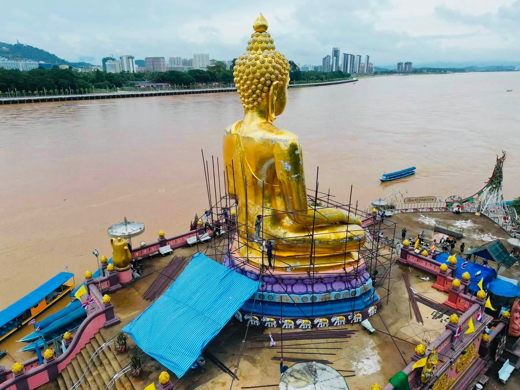 พระพุทธรูป "สามเหลี่ยมทองคำ" ในจังหวัดเชียงราย กำลังอยู่ระหว่างการบูรณะครั้งใหญ่