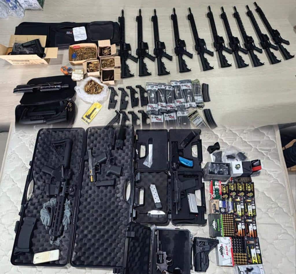 ตำรวจจับกุมชายคนหนึ่งและยึดปืนไรเฟิล AR-15 พร้อมกระสุนกว่าพันนัด