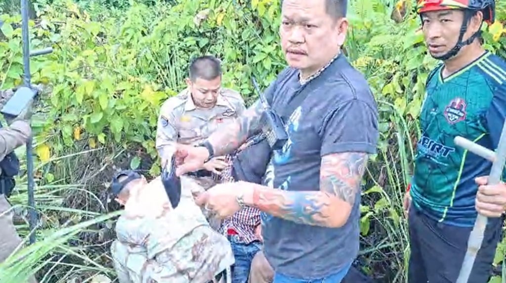 ระทึกขวัญเชียงราย! ชายป่วยจิตเวชคลั่งถือมีดบุกโรงเรียน ตำรวจล้อมจับวุ่น