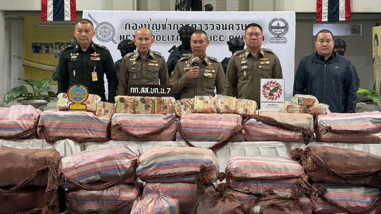 ตำรวจจับกุมแก๊งค้ายาเสพติดและพบยาไอซ์หนักหนึ่งตันซ่อนอยู่ใต้กองกะหล่ำปลี