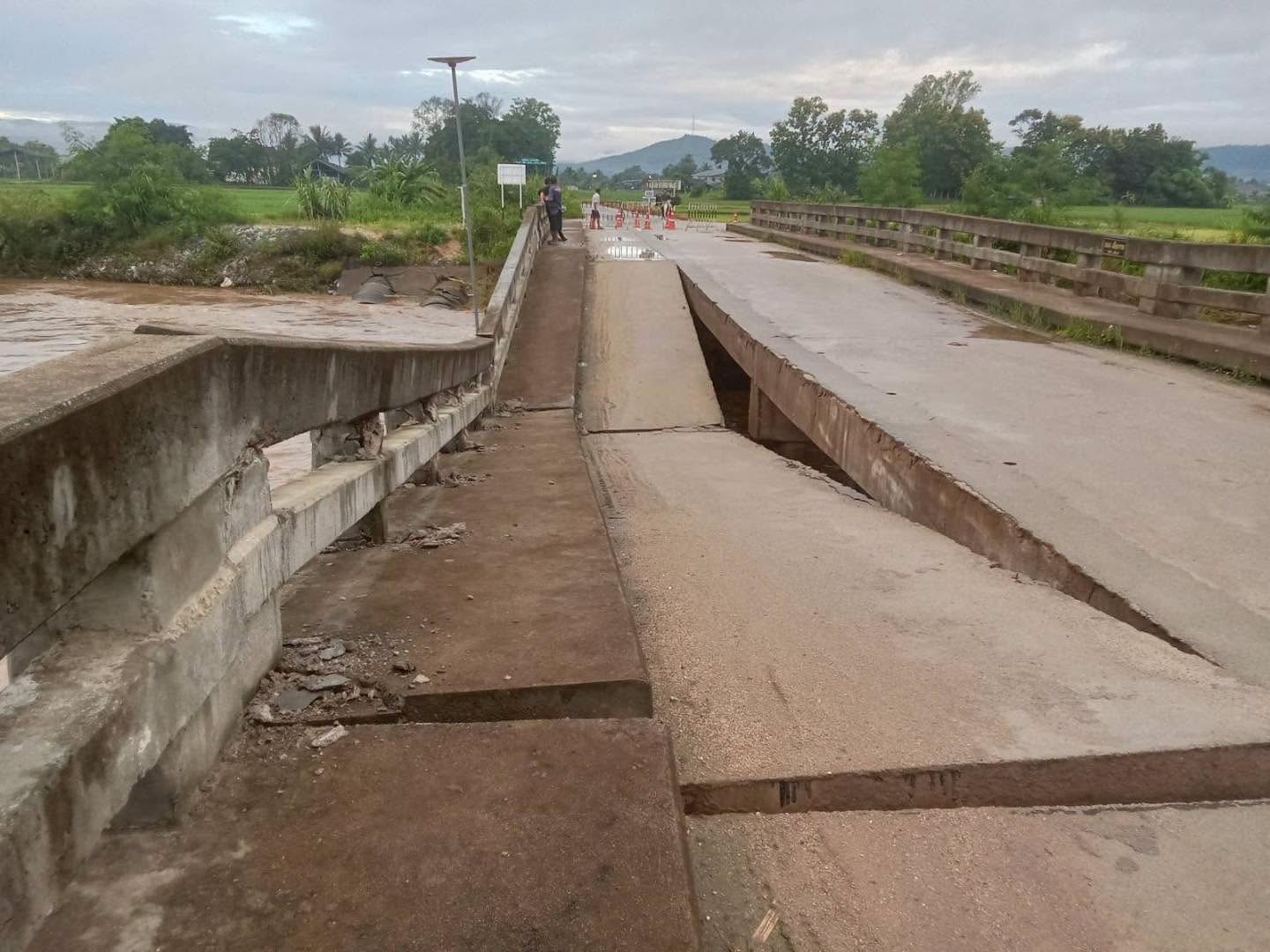 สะพานข้ามแม่น้ำลาวในอำเภอแม่สวาย จังหวัดเชียงราย ถูกปิดใช้งานเนื่องจากสะพานพังถล่ม