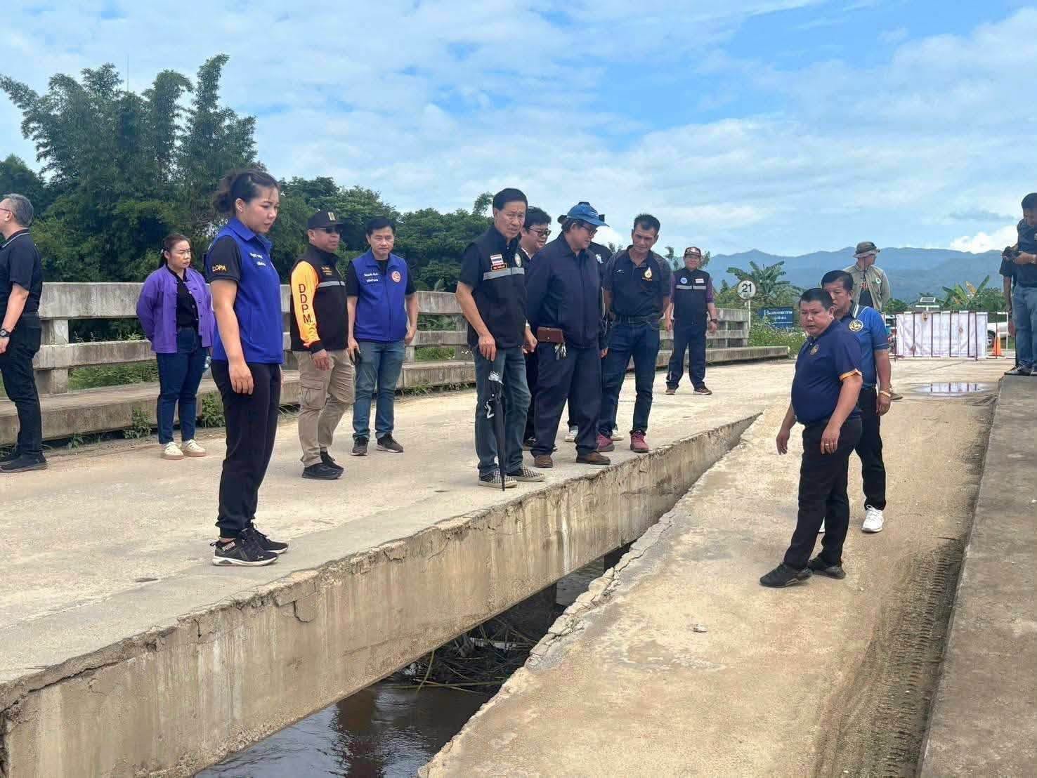 เจ้าหน้าที่บรรเทาภัยพิบัติในจังหวัดเชียงรายกำลังเร่งซ่อมแซม "สะพานที่พังถล่ม" ในอำเภอแม่สวาย