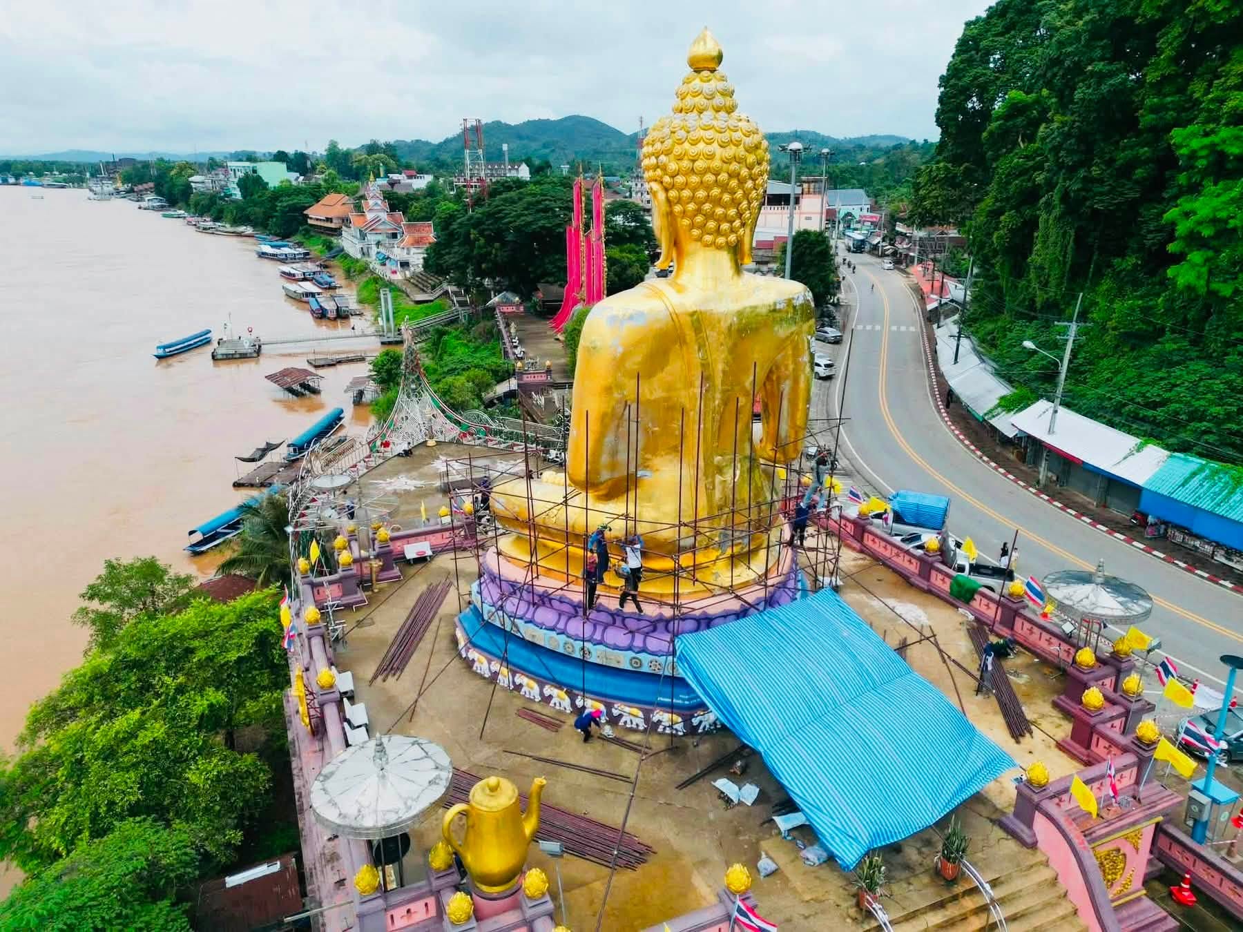 พระพุทธรูป "สามเหลี่ยมทองคำ" ในจังหวัดเชียงราย กำลังอยู่ระหว่างการบูรณะครั้งใหญ่
