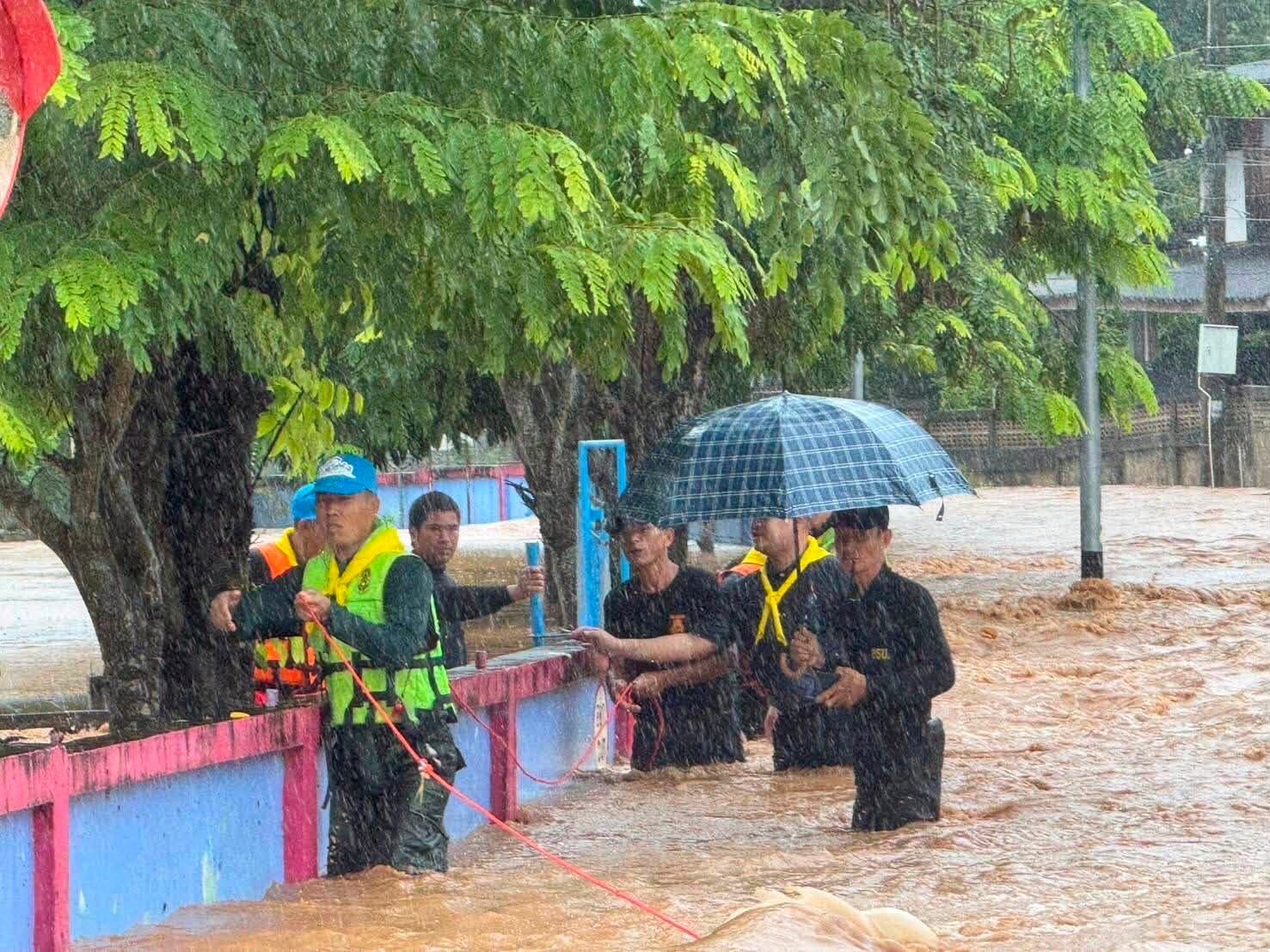 ทหารระดมกำลังด่วน! ลุยน้ำท่วมฉับพลันอำเภอปง จ.พะเยา ชาวบ้านเดือดร้อนหนัก