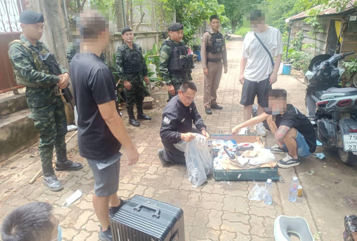 ชายชาวจีน 4 คนถูกจับกุมฐานลักลอบข้ามแม่น้ำโขงเข้าสู่เชียงรายอย่างผิดกฎหมาย