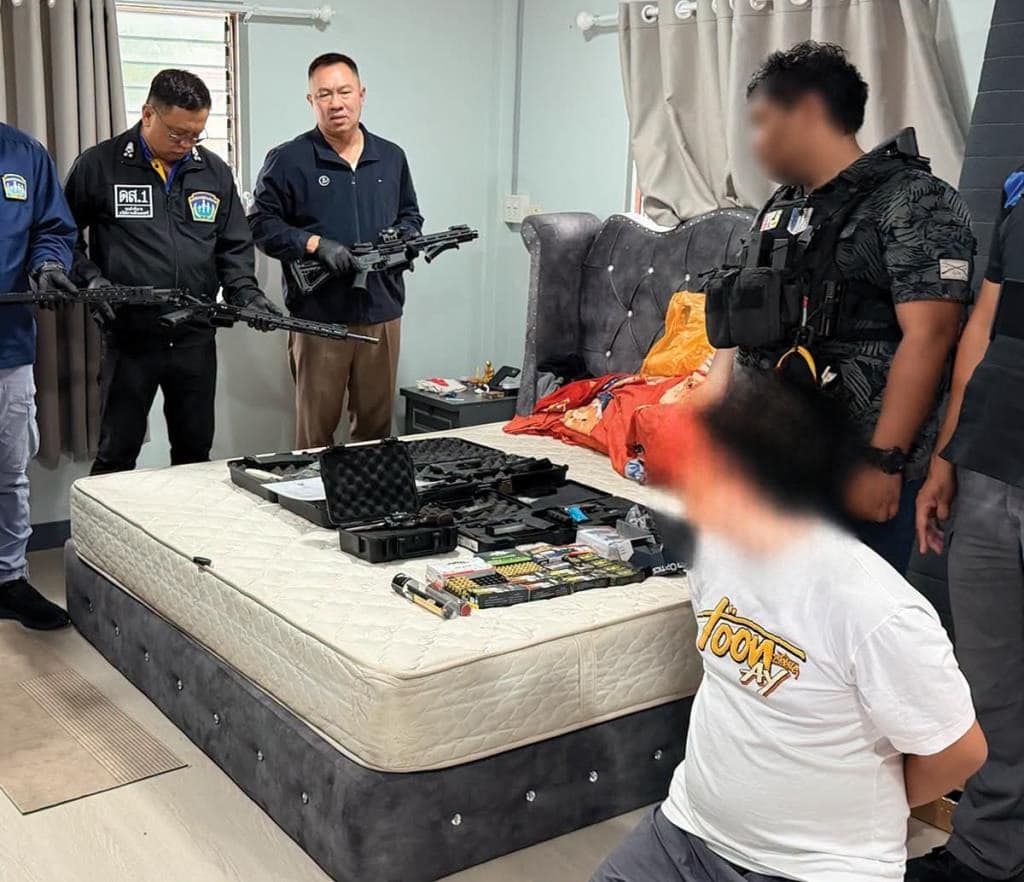 ตำรวจจับกุมชายคนหนึ่งและยึดปืนไรเฟิล AR-15 พร้อมกระสุนกว่าพันนัด