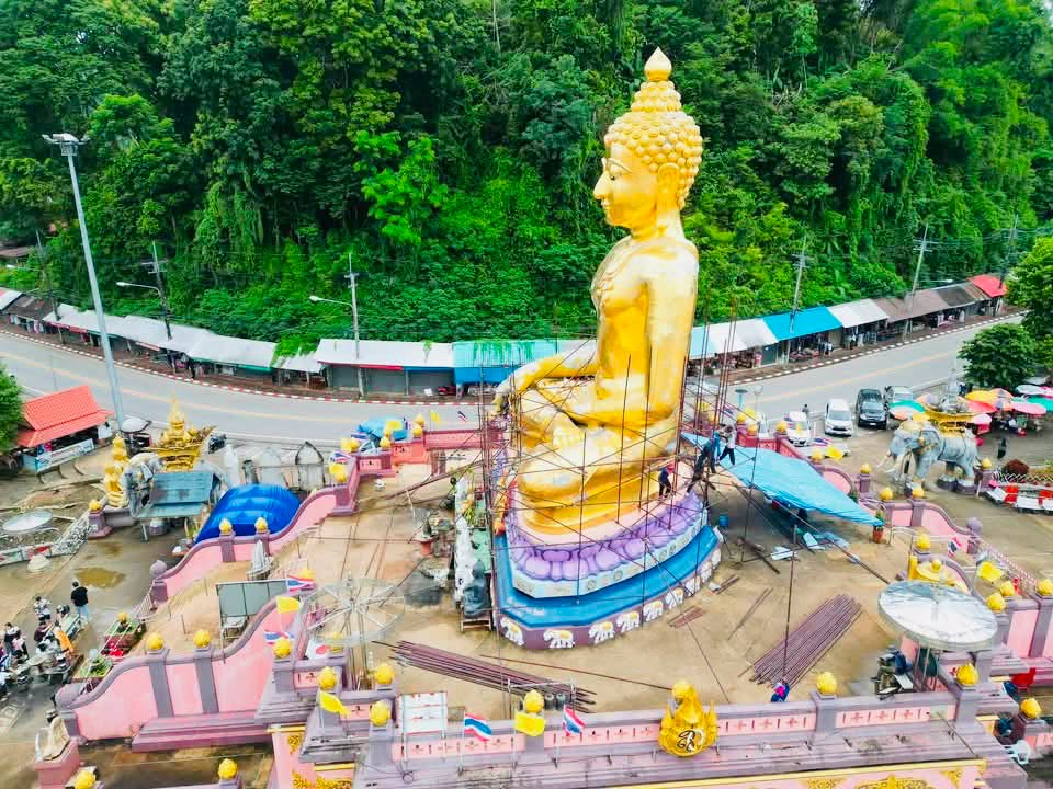 พระพุทธรูป "สามเหลี่ยมทองคำ" ในจังหวัดเชียงราย กำลังอยู่ระหว่างการบูรณะครั้งใหญ่