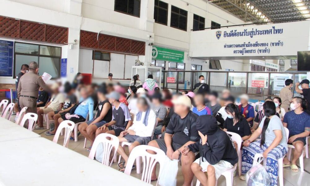 เชียงราย ประเทศลาว ตำรวจตรวจคนเข้าเมืองเชียงรายรับตัวชาวไทย 92 คนที่ถูกเนรเทศจากลาว