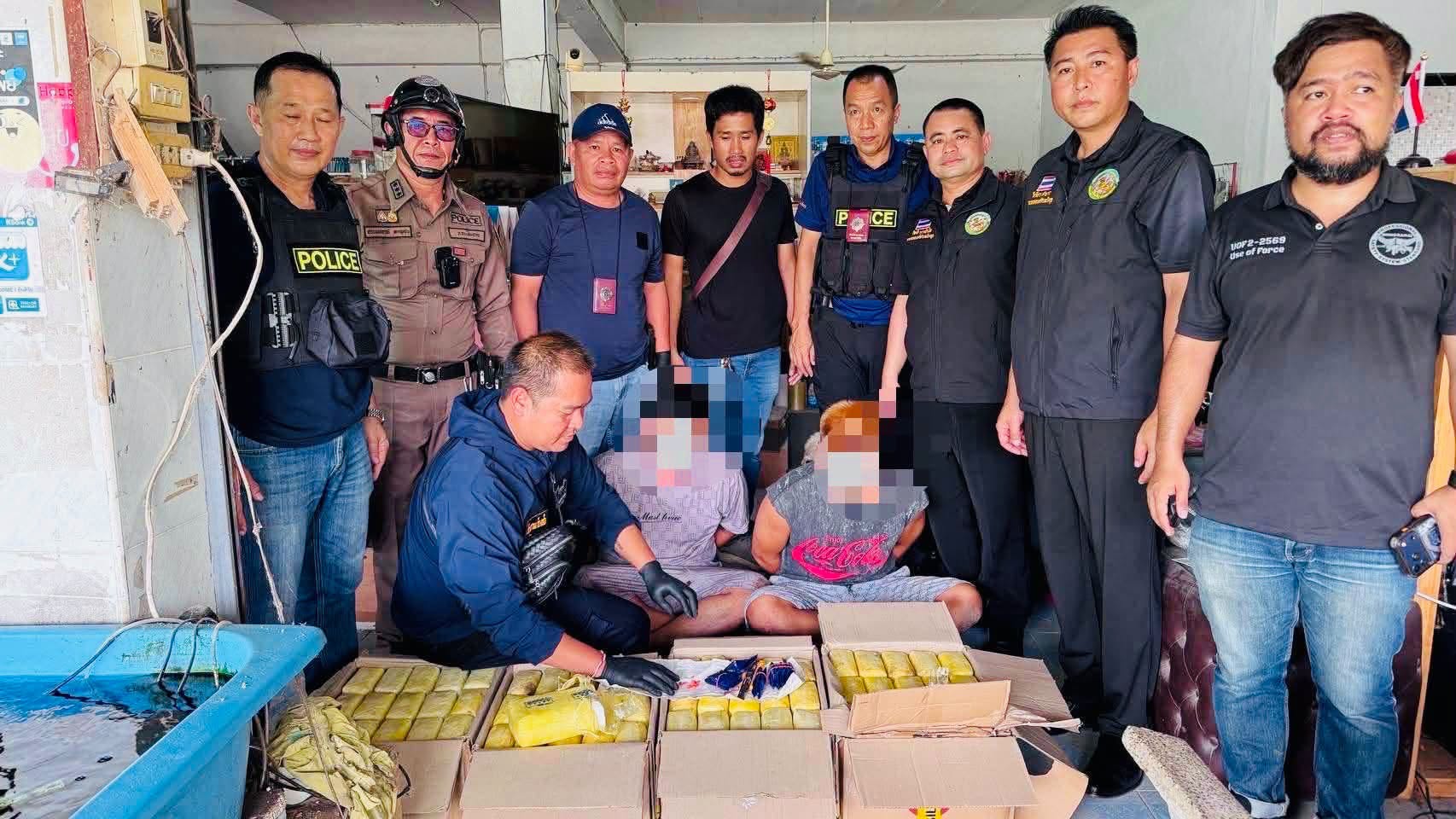 ระทึกเชียงราย! รวบ 2 หนุ่มซุกยาบ้า 6 แสนเม็ด ร้านส่งพัสดุเอะใจกล่องหนักผิดปกติ
