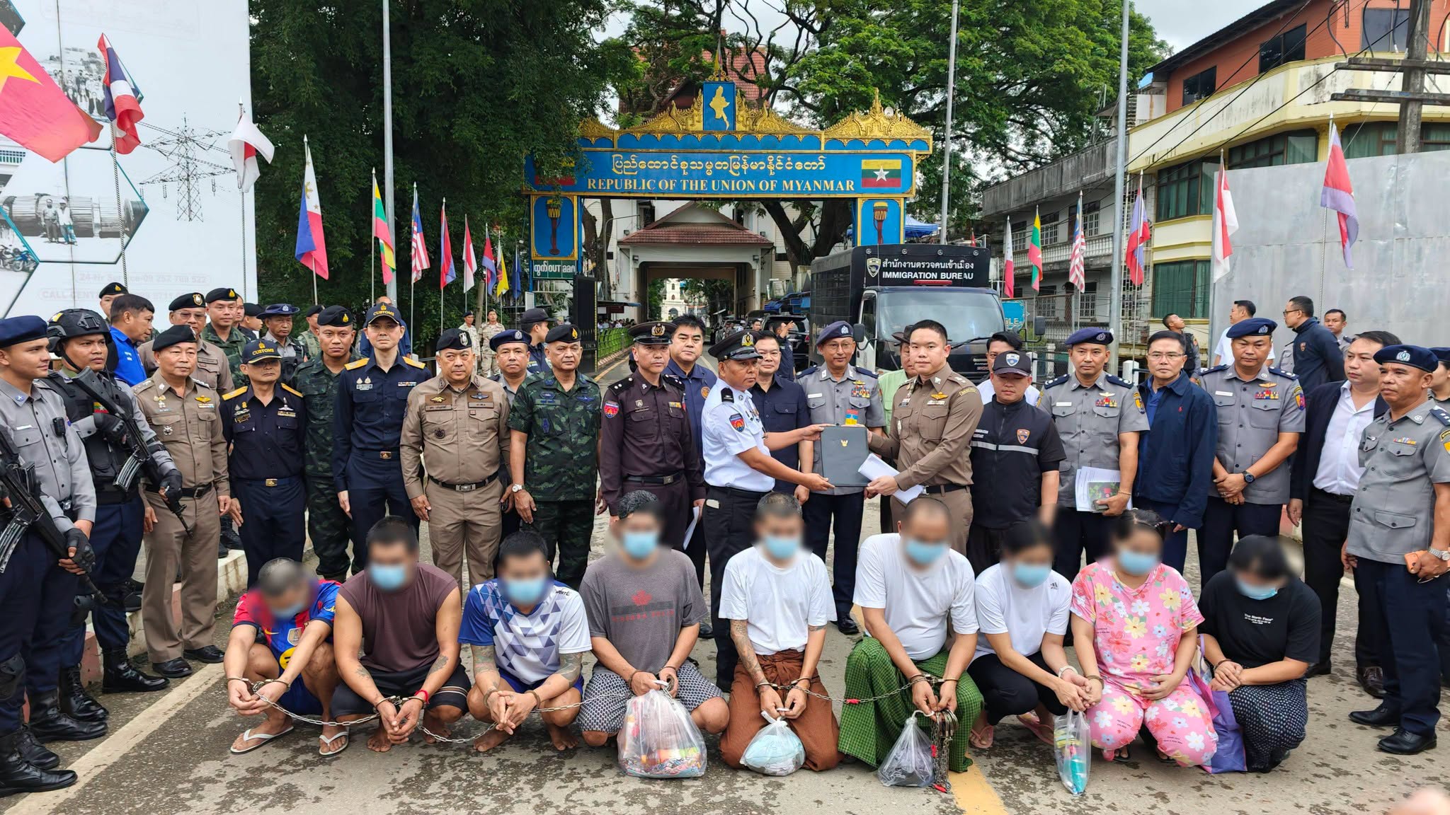 ไทย-เมียนมา ผนึกกำลังข้ามแดน ปิดฉาก 9 ผู้ต้องหาหนีคดี ส่งตัวกลับดำเนินคดีถึงด่านแม่สาย