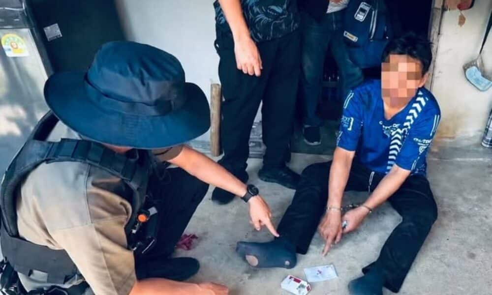 ตำรวจเชียงรายจับกุมชายหนุ่มคนหนึ่งในข้อหาซ่อนยาเมทแอมเฟตามีนและอาวุธปืนผิดกฎหมาย