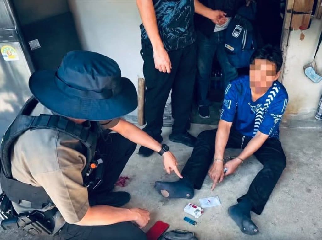 ตำรวจเชียงรายจับกุมชายหนุ่มคนหนึ่งในข้อหาซ่อนยาเมทแอมเฟตามีนและอาวุธปืนผิดกฎหมาย