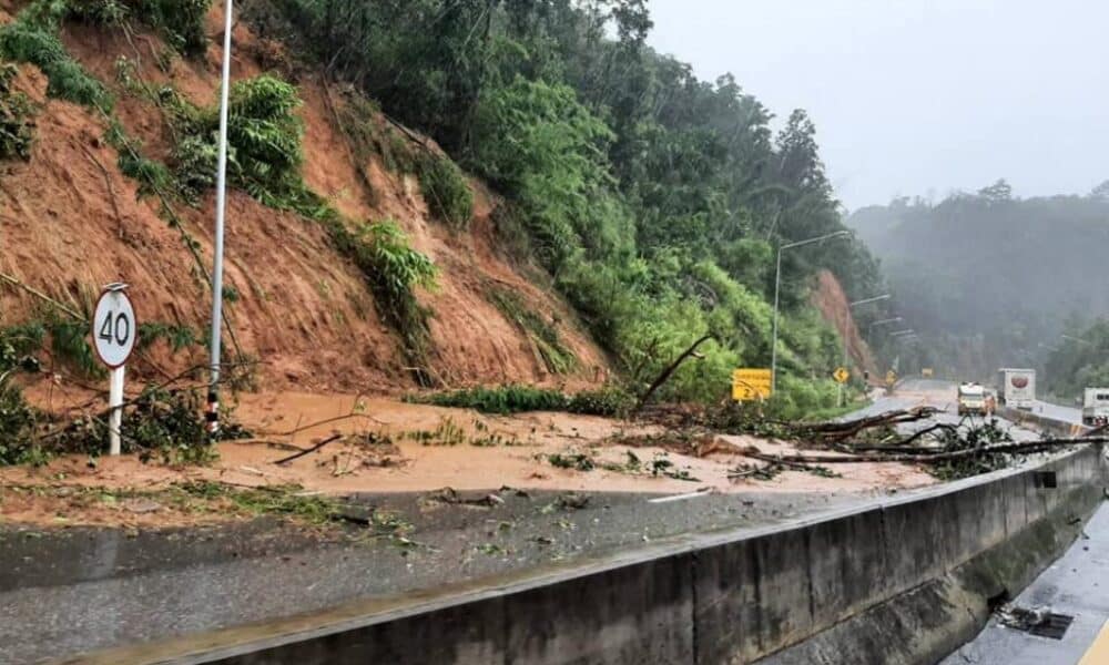 ฝนตกหนักทำให้เกิดดินถล่มในภาคเหนือของประเทศไทย