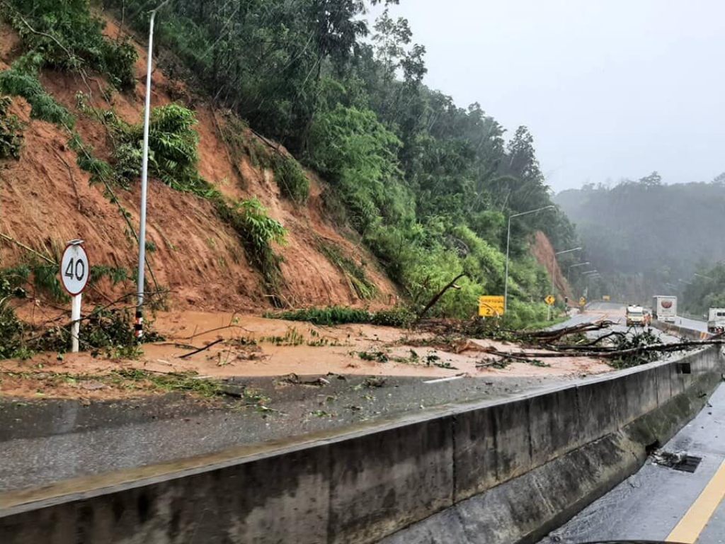 ฝนตกหนักทำให้เกิดดินถล่มในภาคเหนือของประเทศไทย