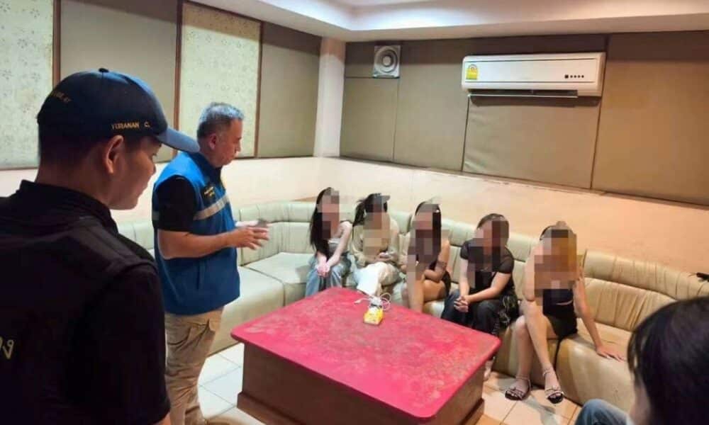 บาร์คาราโอเกะถูกบุกตรวจค้นเนื่องจากเปิดดึกและมีพนักงานต้อนรับที่ยังไม่บรรลุนิติภาวะ