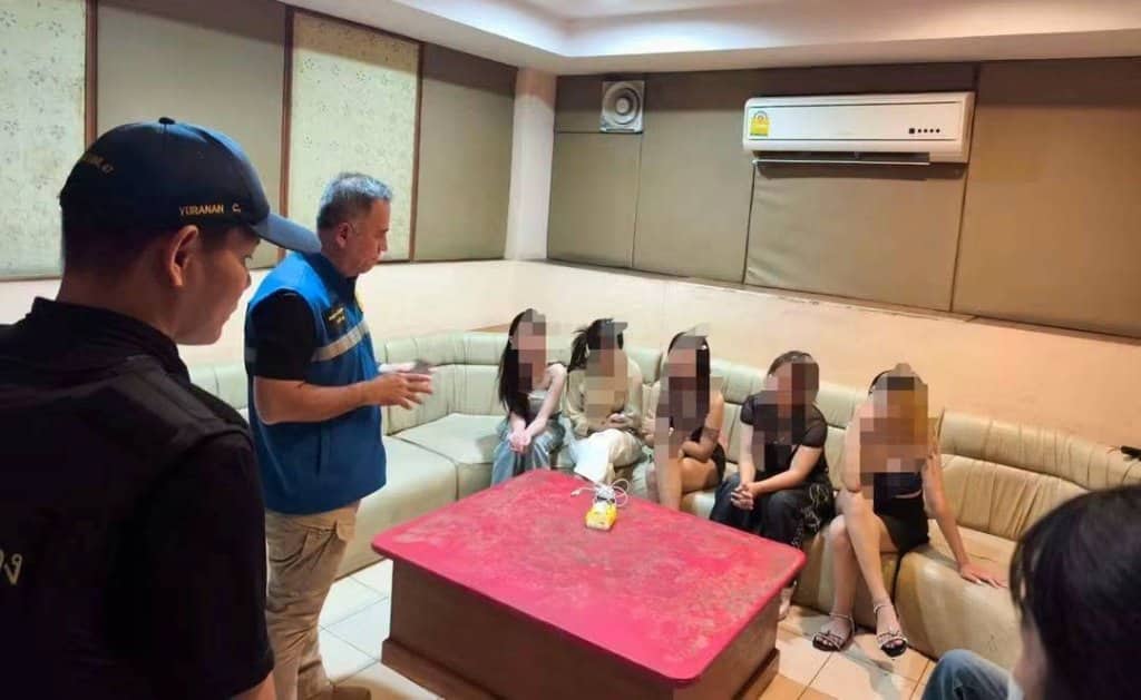 บาร์คาราโอเกะถูกบุกตรวจค้นเนื่องจากเปิดดึกและมีพนักงานต้อนรับที่ยังไม่บรรลุนิติภาวะ
